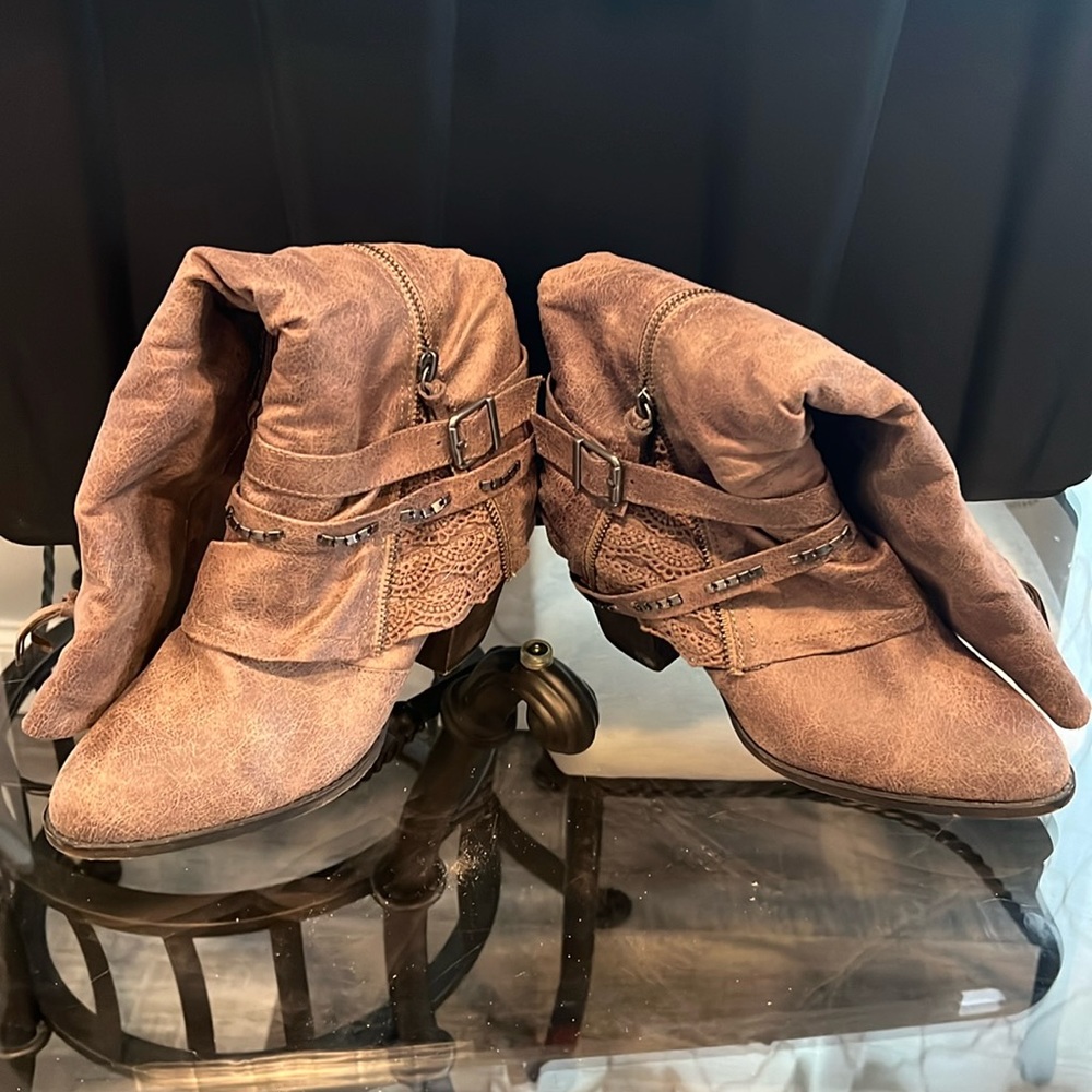 26. Women’s High Heeled Boot